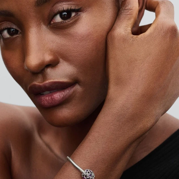 Mamma Lila Hjärtan Öppen Berlock. Transparenta lavendelfärgade emaljhjärtan med sterlingsilverkanter