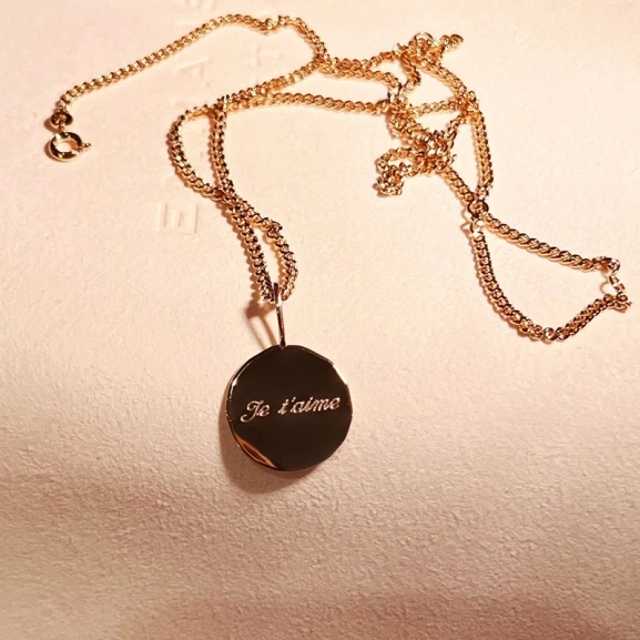 Je T'aime Coin Gold-halsband i 18K guldförgylld mässing med runt hänge graverat "Je t’aime"