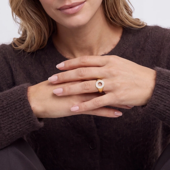 breiter Ring aus 18-karätig vergoldetem Silber mit runder Öffnung und funkelnden Zirkonia-Steinen von Sif Jakobs.