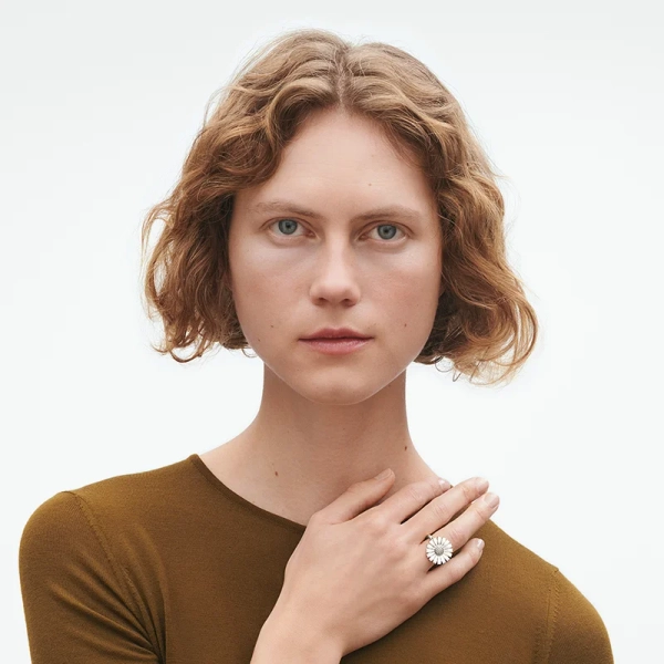 AW25_ECOM_ON-MODEL_DAISY_PLAIN_SHANK_RING_20001531