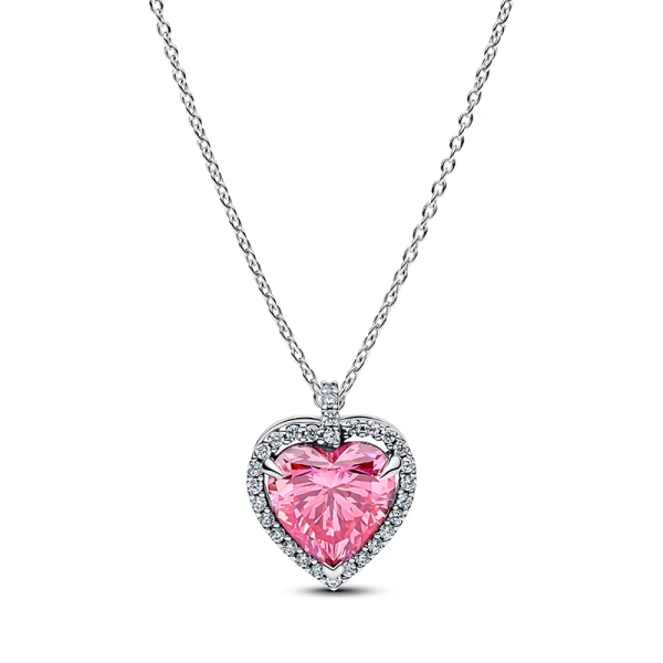 Rosa Sten Collierhalsband från Pandora. Ett hjärta av rosa kubisk zirkonia omringat av gnistrande stenar bildar en strålande cirkel som dansar längs kedjan och fångar ljuset i varje steg. Ett smycke som utstrålar elegans och romantik.
