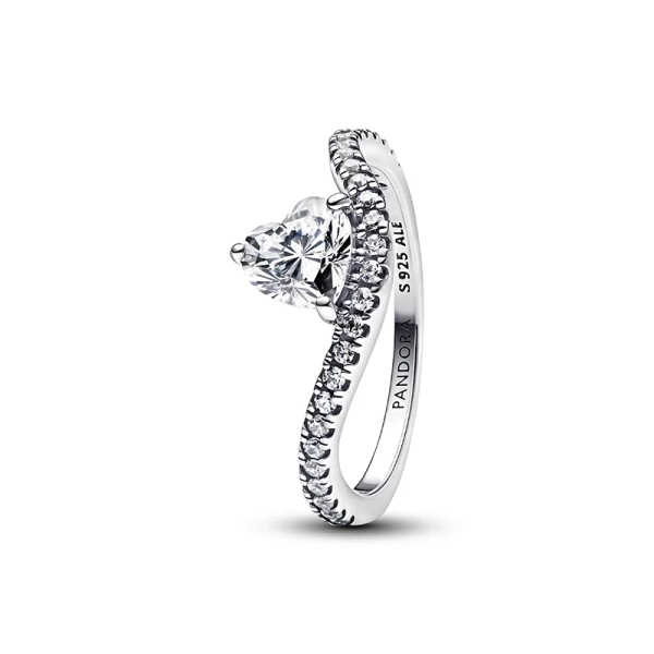 Vågig ring med hjärtformad sten i sterlingsilver från Pandora Timeless kollektionen. Hjärtslipad kubisk zirkonia och glittrande pavéband. Perfekt för smyckesälskare.