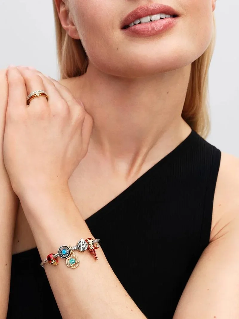Mimmi Pigg julberlock från Pandora i sterlingsilver med livfulla emaljdetaljer. En festlig atmosfär med tomteluva och juldräkt sprider Disney-magi.