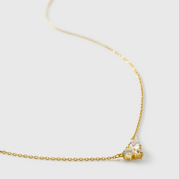Pam Necklace Gold från Syster P: Elegant halsband i 18K guldpläterat silver med gnistrande vita topaser på en nätt kedja. Perfekt för festliga tillfällen.