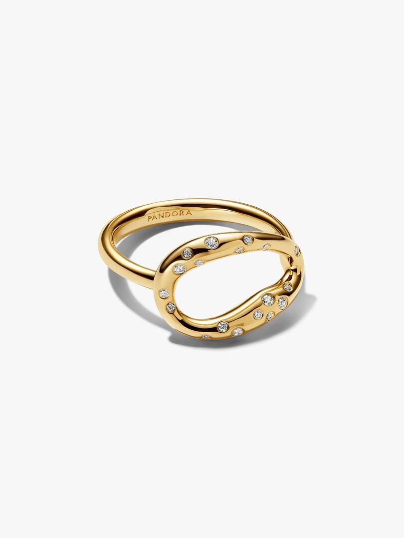 Organiskt Formad Statementring Guld från Pandora med cirkelformad design och gnistrande cubic zirconia-stenar.