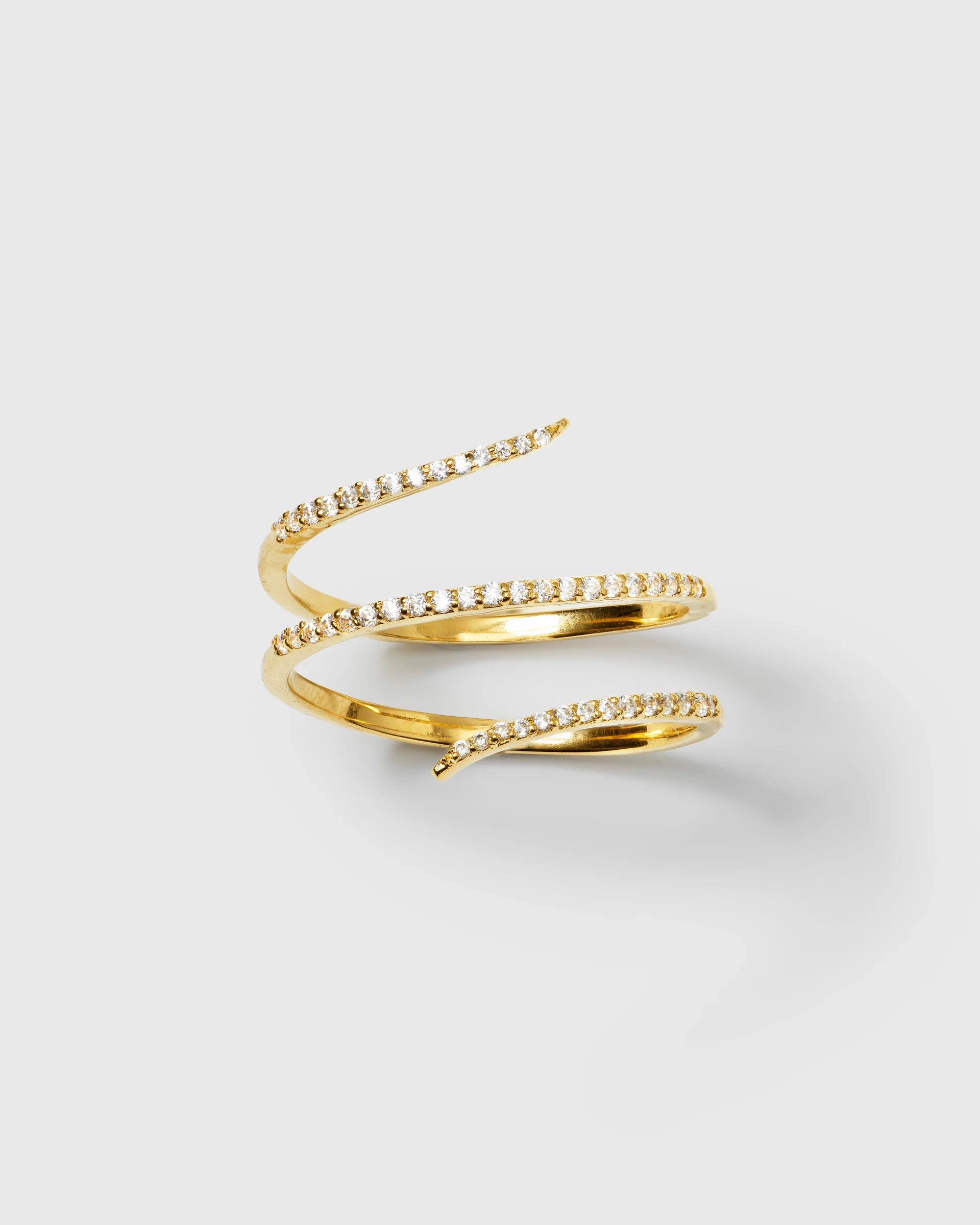 Sparkle Wrap Ring Gold i återvunnet sterlingsilver medn en 18k guldplätering och med gnistrande kubiska zirkoner Elegant spiraldesign för både vardag och fest.