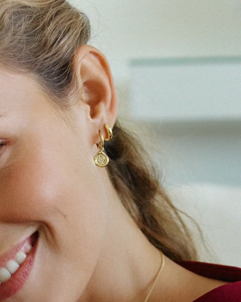 eleganta 14K guldpläterade örhängen med avtagbar sigillberlock