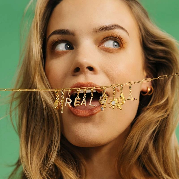 Bokstav T med Vita Stenar Guld Berlock - Thomas Sabo - Snabb leverans & paketinslagning - Nordic Spectra