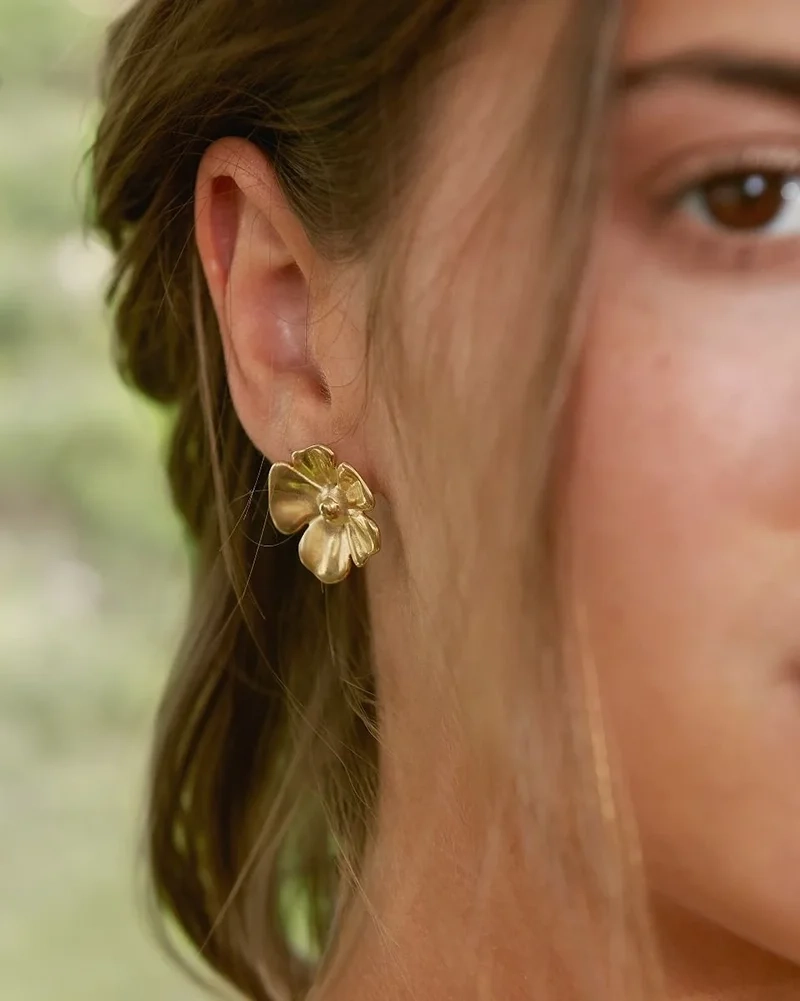 Floral Studs L Gold - Edblad - Snabb frakt & paketinslagning - Nordic Spectra