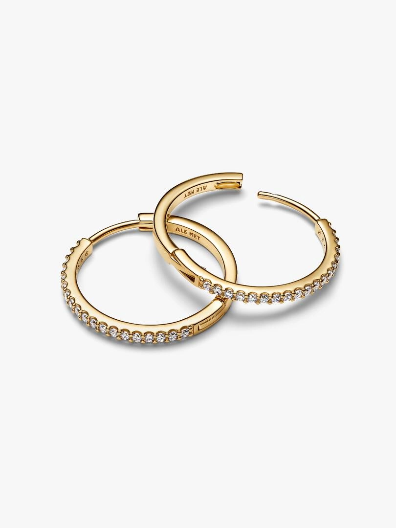 Glittrande Hoops Mellan Guld från Pandora – eleganta örhängen med pavéinfattade cubic zirconia och 14K guldplätering.