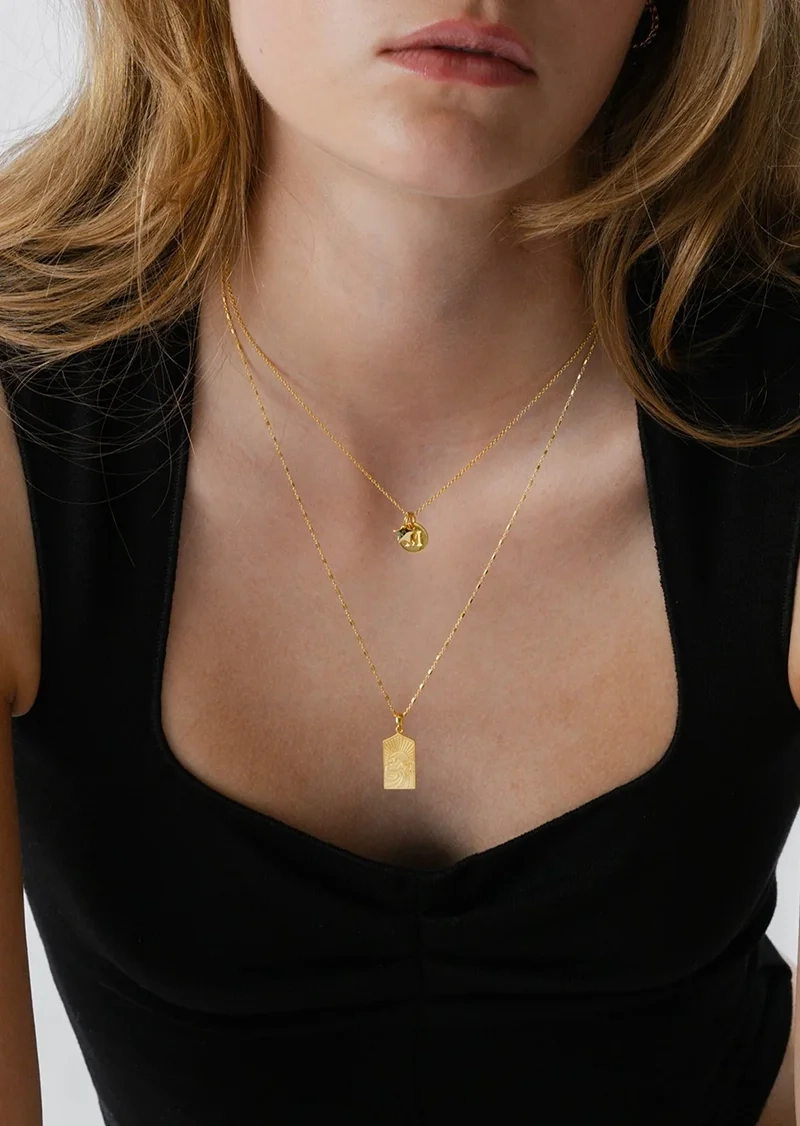 Lucky Coin Keep Dreaming Necklace Gold från Syster P i 18K guldpläterat silver med paradisdesign och "Keep dreaming"-gravyr