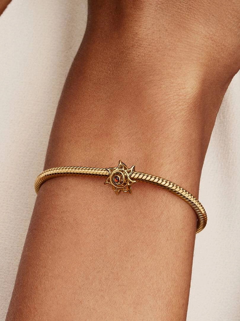 pläterad med 14K guld och dekorerad med orange cubic zirconia.