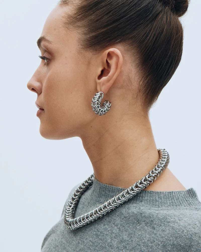 elegant och dramatiskt runt halsen. Artikelnummer 129701.