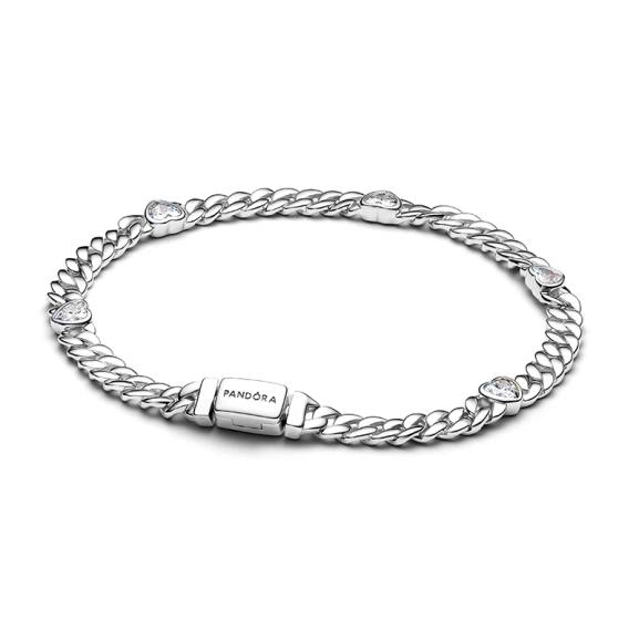 Panzerkette mit herzförmigen Steinen Armband aus Sterlingsilber von Pandora. Erleben Sie die Kraft und zeitlose Schönheit der Liebe mit diesem eleganten Schmuckstück.