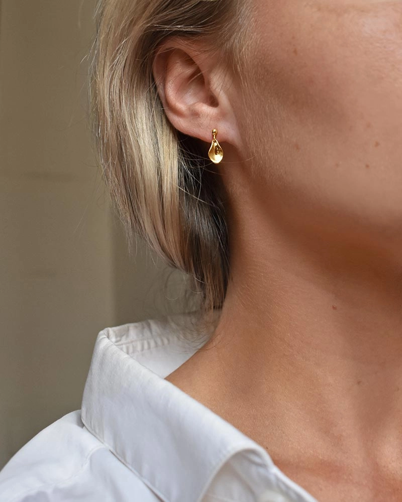 Gaias Grace Drop Studs Gold - Drakenberg Sjölin Örhängen - Snabb frakt & paketinslagning - Nordicspectra.se