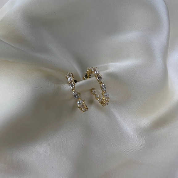 Adria Creolo Medio Örhängen Guld från Sif Jakobs