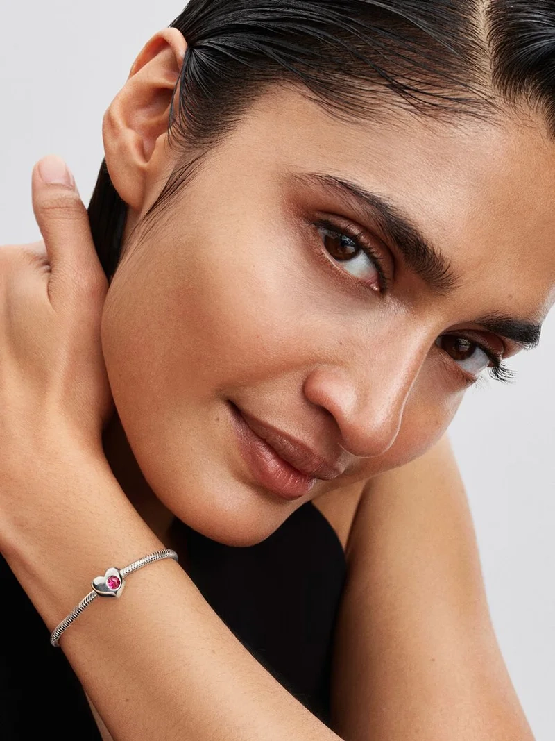 Månadssten Oktober Hjärtberlock i silver med rosa kristall för kreativitet och kärlek.