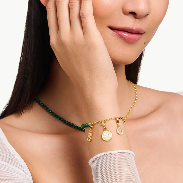 Hästsko Med Vit Kallemalj Guld Berlock - Thomas Sabo - Snabb leverans & paketinslagning - Nordic Spectra