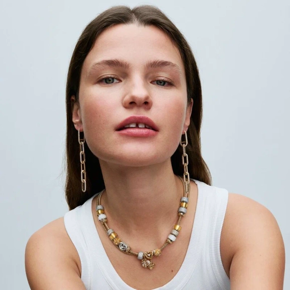 Q224_D_PDP_Model_Styled_03_1x1_RGB