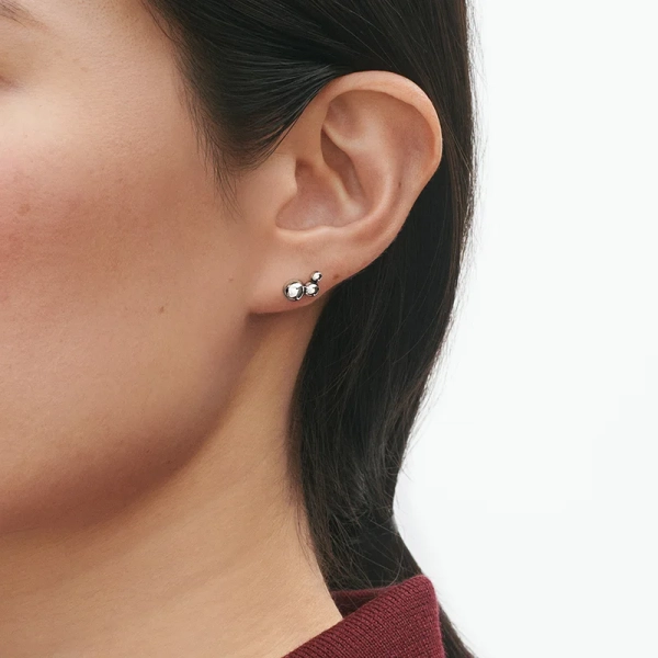 SS25_ECOM_ON-MODEL_MOONLIGHT GRAPES_EARSTUDS_20001630_Close-ups