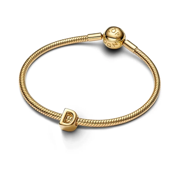 Bokstaven D Berlock Guld från Pandora Moments. En elegant tillägg till din stil med personlig prägel och unika budskap. Skapa en individuell look med denna vackra berlock.