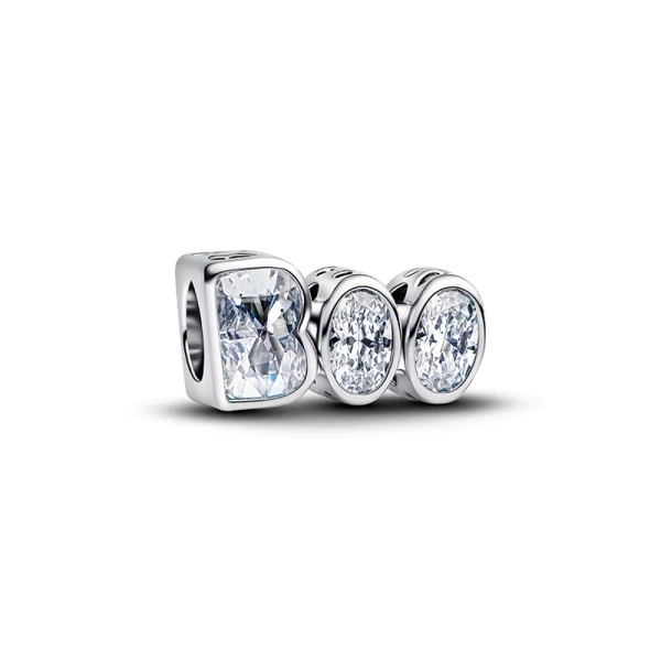 Självlysande BOO berlock från Pandora med förtrollande glöd och Cubic Zirconia-stenar. Skapa en aura av spänning och mystik med denna unika berlock.