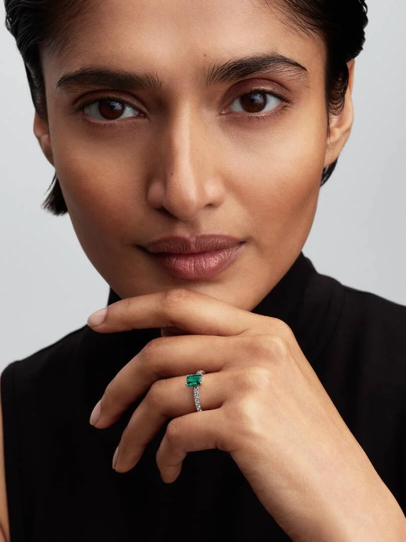 verziert mit erhabenen grünen Kristallen und Pavé-gefassten Steinen auf dem Ringband.