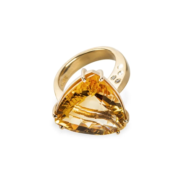 NS ONE 056: Skulptural ring i 18K guld med triangelslipad citrin