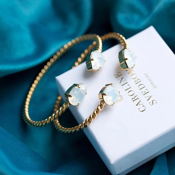 Mini Drop Bracelet Gold White Opal - Caroline Svedbom - Snabb frakt & paketinslagning - Nordicspectra.se