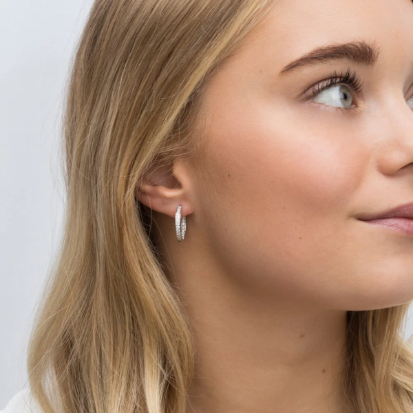 Ellera Corte Örhängen i silver med gnistrande Cubic Zirconia-stenar från Sif Jakobs Ellera-kollektion.