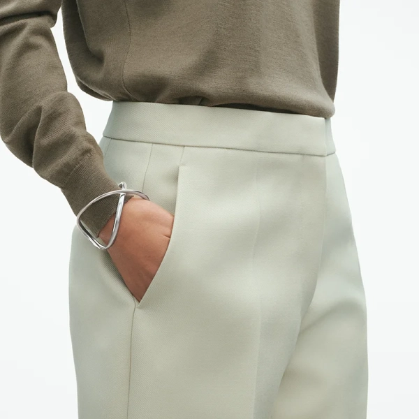AW25_ECOM_ON-MODEL_INFINITY_BANGLE_SILVER_20000537