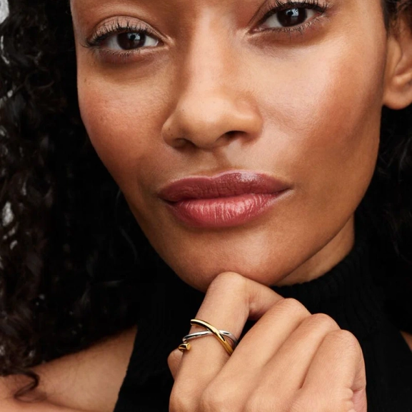 Organiskt Tvåfärgad Ring Silver & Guld från Pandora Essence - En unik design i sterlingsilver och 14 karat guldplätering som lyfter din stil med en subtil känsla av lyx.