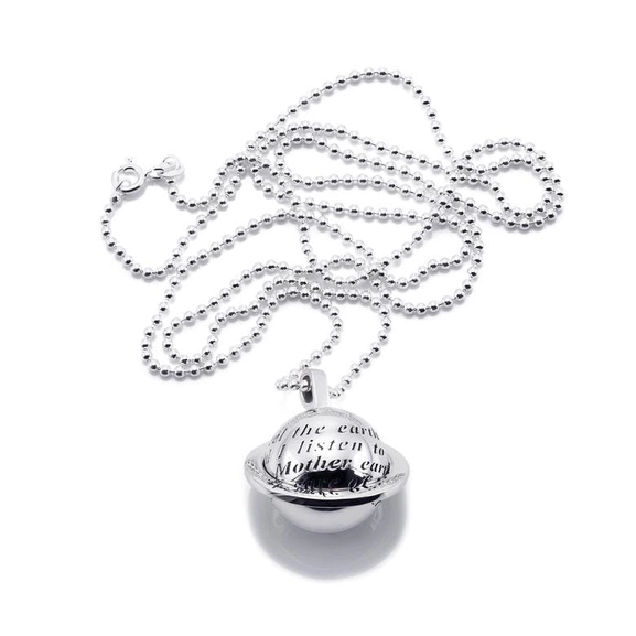 Mother Earth Pendant - Efva Attling halsband - Snabb frakt & paketinslagning - Nordicspectra.se