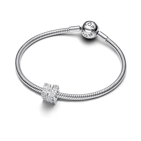 Rörlig Kärlekskub Berlock i glänsande sterlingsilver med röda hjärtan