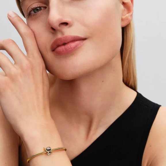 Ehre und Verantwortung. Tragen Sie ihn als Erinnerung an Ihren inneren Heldenmut und lassen Sie sich von seiner Symbolik durch die Herausforderungen des Lebens führen.