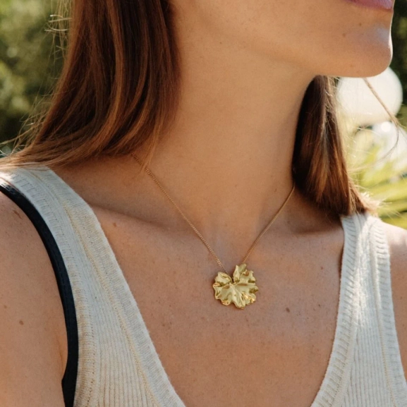 Långt halsband i 14K guldplätering med kedja som löper genom ett stort