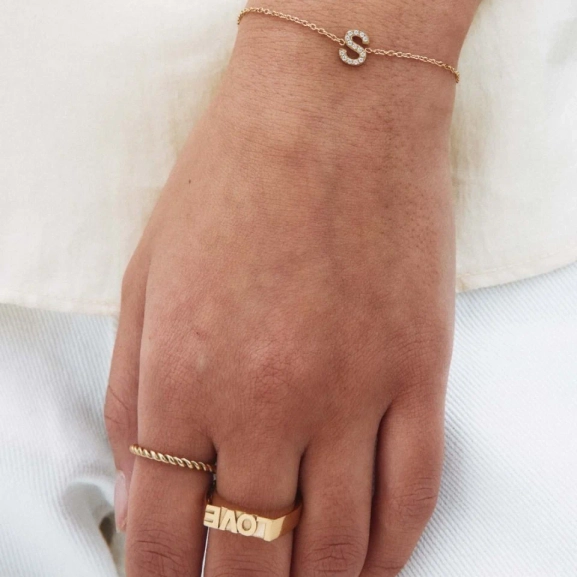 Elegant ring i 14K guldpläterat stål med repinspirerat mönster från Edblad