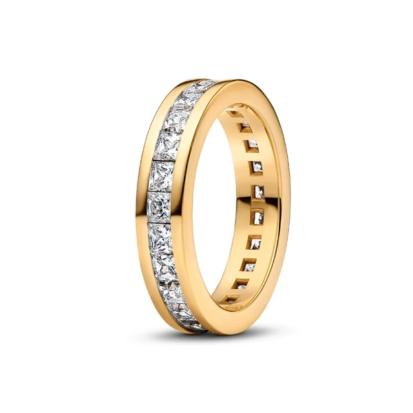 Ewigkeitsring mit funkelnden Steinen in Gold aus der Pandora Timeless-Kollektion. Ein funkelnder Ring aus einer 14 Karat vergoldeten Legierung. Perfekt für eine frische Variante Ihres Stils.