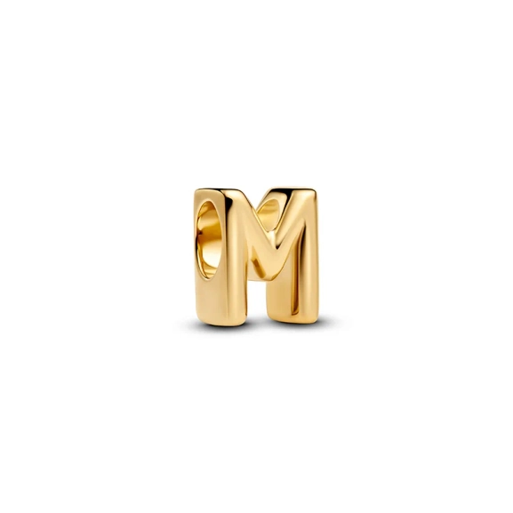 Bokstaven M Berlock Guld från Pandora Moments: Ge din stil extra glamour med denna eleganta bokstavsberlock i 14K guldpläterad metall. Skapa ditt unika budskap med denna sofistikerade design.