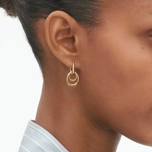 Offspring Dubbla Örhängen Små i 18K guld med sammanlänkade former och blank yta från Georg Jensen.