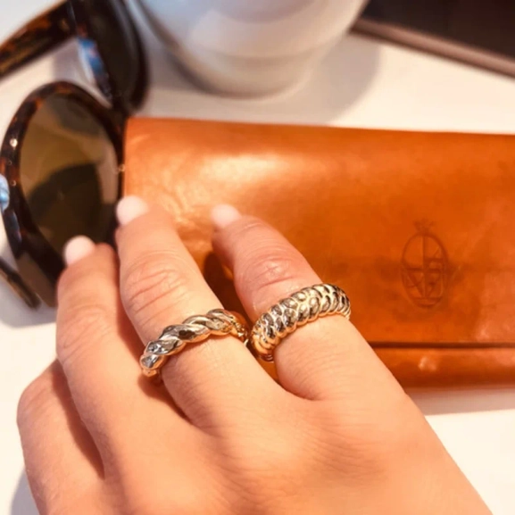 Knot Band Ring Gold - Emma Israelsson - Snabb frakt & paketinslagning - Nordic Spectra