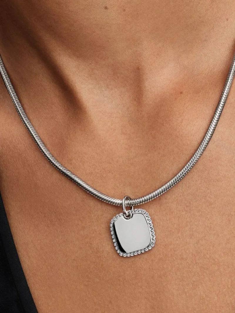 Kvadratiskt hängsmycke med gnistrande stenar i sterlingsilver från Pandora Moments.