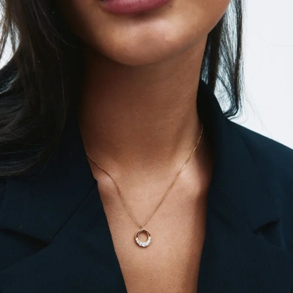 Halsband i 14K guldpläterat stål med runt hänge dekorerat med gnistrande cubic zirconia-stenar från Edblad Monarch-kollektionen.