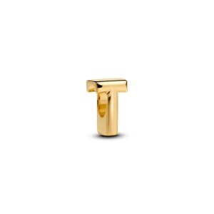 Letter T Charm Gold Pandora Momentsilta. Anna tyylillesi persoonallinen kosketus tällä kauniilla kirjekullauksella 14K kullattua metallia.