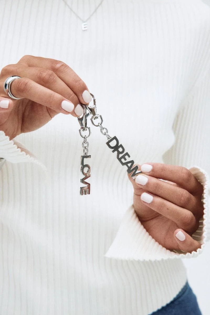 hjärtformad accessoar med elegant design