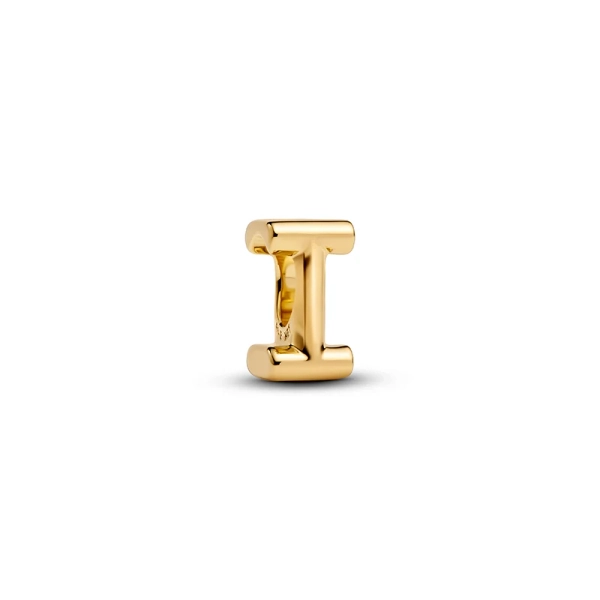 Berlock i bokstaven I i 14 karat guldpläterad metall från Pandora Moments. Skapa personlig stil med denna eleganta och runda design