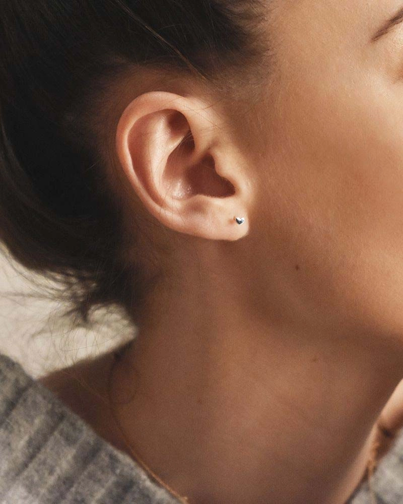 Loving Heart Drop Studs - Drakenberg Sjölin Örhängen - Snabb frakt & paketinslagning - Nordicspectra.se