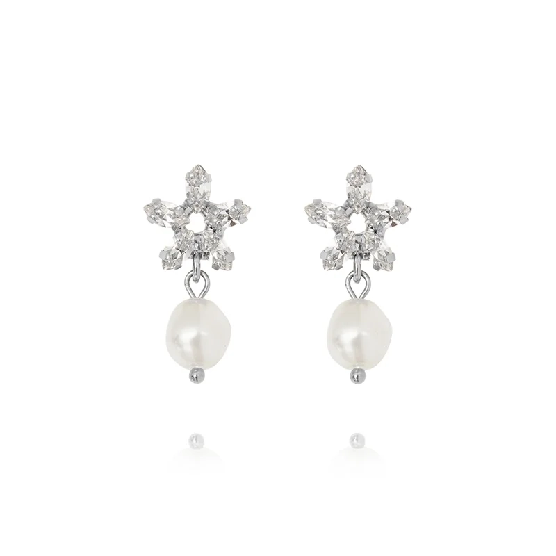 Caroline Svedbom - Emmy Earrings Rhodium Pearl / Crystal