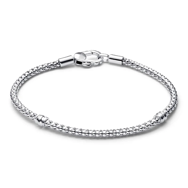 Pandoras berlockarmband med lås och nitar i silver ger en extra edge till din look. Bär det ensamt eller styla med dina favoritberlocker för en personlig touch. Perfekt för att skapa en subtil känsla med extra dimension.