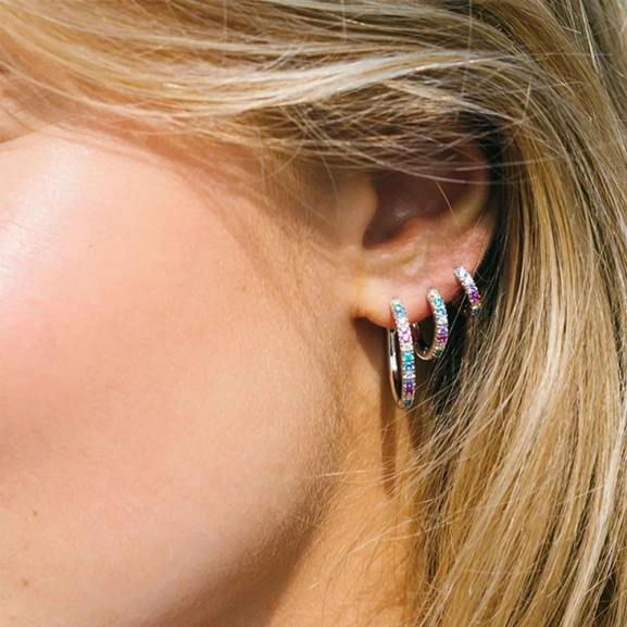 Ellera Medio Örhängen Mix i silver med gnistrande Cubic Zirconia-stenar från Sif Jakobs Ellera-kollektion.